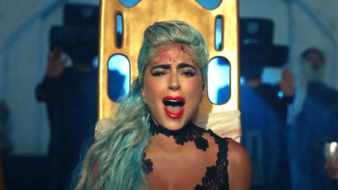 Lady Gaga ha muerto, en la nueva versión del video de «911» exclusiva de LG FOMO