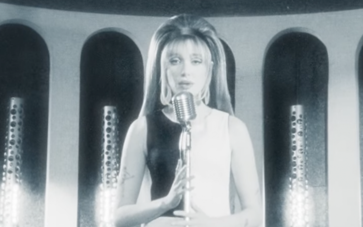«Better Than Feeling Lonely», Olivia O’Brien es una estrella retro en el video de su nuevo sencillo