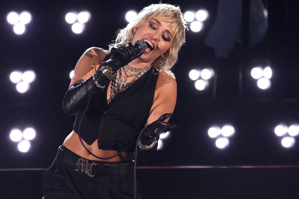 Ella nació para rockear: Miley Cyrus estrena cover de Metallica y anticipa presentación PRIDE