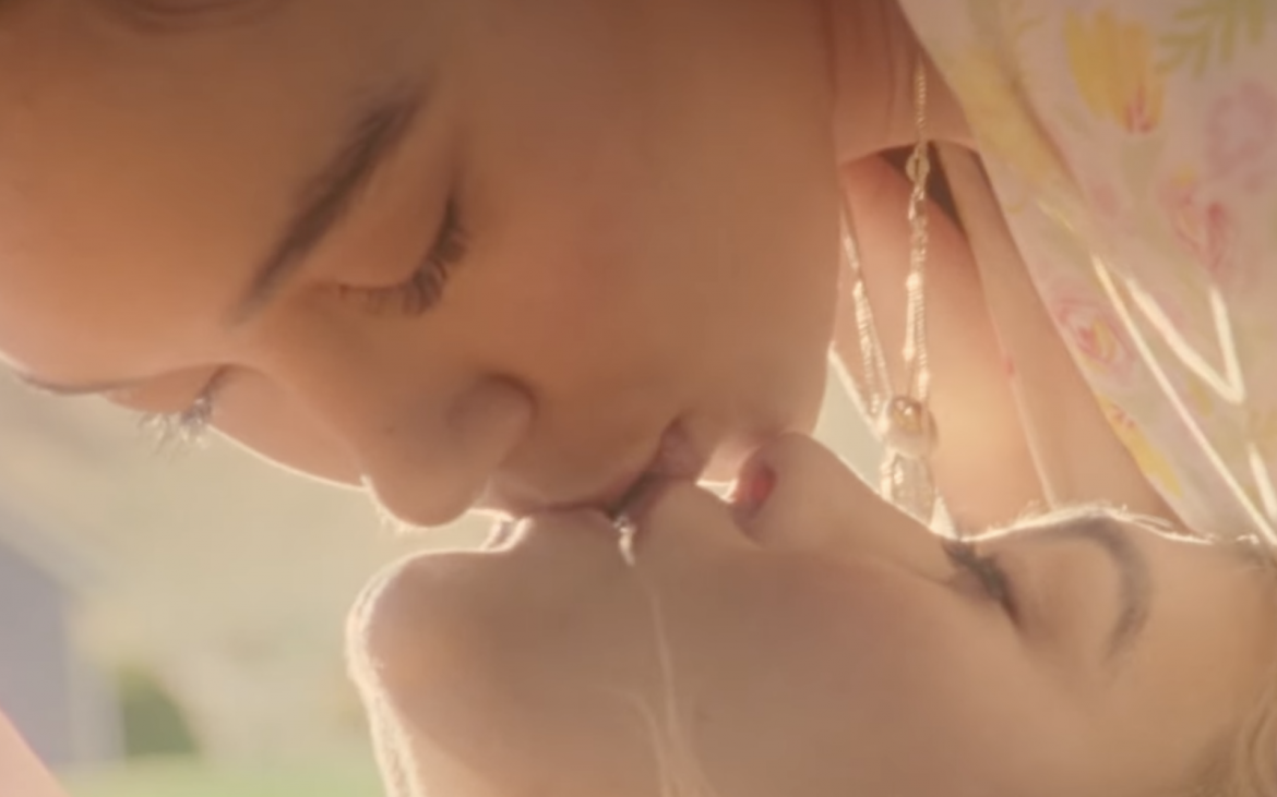Hayley Kiyoko vive un amor de verano en su nuevo sencillo «Chance»